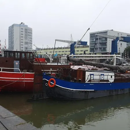 Botel Boat-apartment