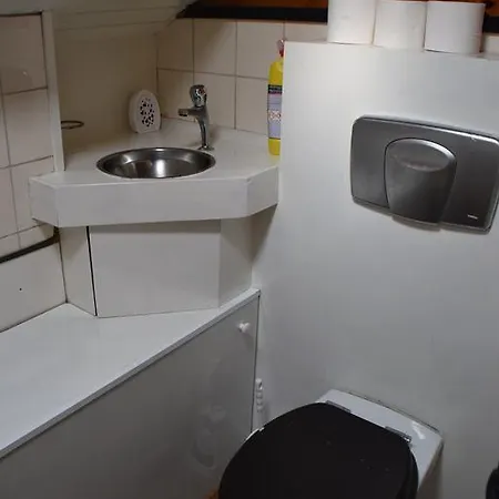 Boat-apartment Fokkelina Ботель Роттердам