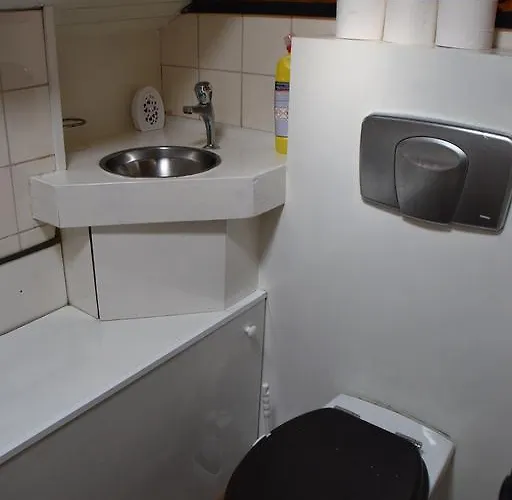 Boat-apartment Fokkelina بوتيل روتردام